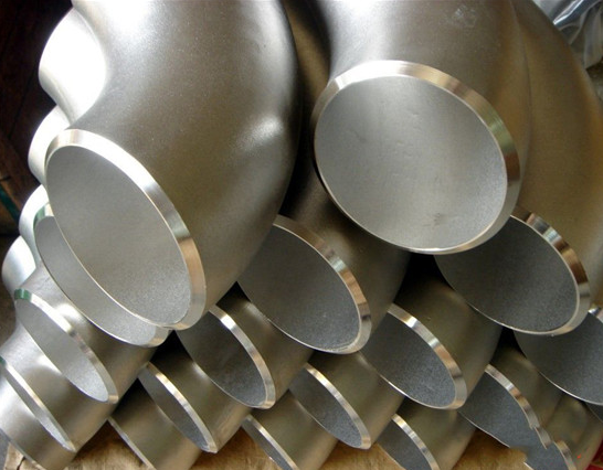 ¿Cómo calcular el radio de curvatura del codo de tubería?